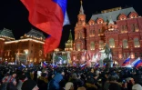 Une foule rassemblée pour célébrer le 4e anniversaire de l'annexion de la Crimée sur la place Manezhnaya, le 18 mars 2018 à Moscou