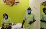 Un couple travaillant dans un cabinet de physiothérapie, à Nairobi le 5 mai 2020