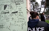 Des policiers enquêtent dans un bâtiment utilisé par des trafiquants de drogue dans un quartier d'Avignon, le 13 mars 2025