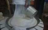 Production de tofu dans le village de Kalisari, en Indonésie, le 31 mars 2016
