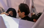 L'ancien Premier ministre pakistanais Imran Khan (c) et son épouse Bushra Bibi (g), arriventà la Haute Cour de Lahore, le 15 mai 2023