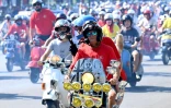 Des passionnés de Vespa participent à la parade des Vespa World Days, marquant le 80e anniversaire de la célèbre marque italienne de scooters, le 27 juin 2026 à Rome 