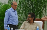 Le chef de la délégation du gouvernement colombien Humberto de la Calle (G) et le responsable FARC Ivan Marquez (D) lors d'une conférence de presse à La Havane (Cuba), le 5 août 2016