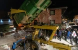 Des agriculteurs membres du syndicat Jeunes Agriculteurs (JA) et de la FNSEA manifestent devant le siège de l'Office français de la biodiversité (OFB) à Toulouse, le 19 janvier 2025