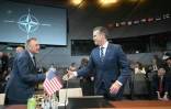 Le secrétaire américain à la Défense Pete Hegseth (d) arrive pour une réunion des ministres de la Défense de l'Otan au siège de l'organisation, le 5 juin 2025 à Bruxelles