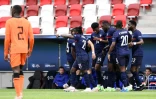 La joie des Français après l'ouverture du score par le défenseur Dayot Upamecano, face aux Pays-Bas, lors du quart de finale de l'Euro-Espoirs, le 31 mai 2021 à Budapest