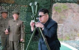 Photo fournie par les autorités officielles de Corée du Nord du leader nord-coréen Kim Jong-Un surveillant un nouveau test balistique sous-marin, le 23 avril 2016 dans un endroit non spécifié