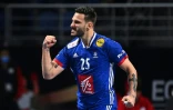 La joie de l'ailier de l'équipe de France, Hugo Descat, après un but marqué contre la Hongrie, lors du quart de finale du Mondial de handball, le 27 janvier 2021 dans la Ville du 6 Octobre, un faubourg près du Caire