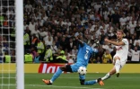 L'attaquant de Tottenham Harry Kane (d) tire au but devant le défenseur de Marseille Eric Bailly, le 7 septembre 2022 à Londres  