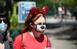 Une femme avec un masque Mickey à Anaheim, en Californie, où est implanté le parc Disneyland, le 9 juillet 2020