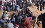 Des civils le 8 décembre 2016 dans le village d'Aziza après avoir fui les violences à Alep 