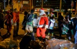 Un homme déguisé en Père Noël lors de l'opération "Santa en las calles" (le Père Noël dans la rue), le 16 décembre 2017 à Caracas, au Venezuela