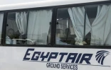 Des familles de passagers du vol MS804 arrivent en bus à l'aéroport du Caire le 19 mai 2016