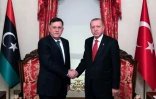 Photo, fournie le 27 novembre 2019 par la présidence turque, montrant le président turc Recep Tayyip Erdogan (d) et le chef du gouvernement d'union nationale libyen (GNA) Fayez al-Sarraj lors d'une rencontre à Istanbul