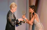 L'actrice américaine Jean Smart reçoit le 8e Emmy Award de sa carrière des mains de Zendaya, le 14 septembre 2026 à Los Angeles