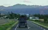 Un blindé de la gendarmerie française au cours d'une mission de sécurisation sur un axe menant à l'aéroport de Nouméa, le 7 juin 2024