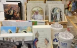 Des images religieuses et autres souvenirs en vente à la boutique de la cathédrale d'Ajaccio, avant la visite du pape François en Corse, le 12 décembre 2024