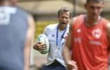 L'entraîneur adjoint du XV de France Fabien Galthié donne ses consignes à l'entraînement, le 22 juillet 2019 au stade Louis II de Monaco.