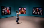 Une visiteuse de l'exposition consacrée à la photographe américaine Cindy Sherman, le 17 septembre 2020 à la Fondation Louis Vuitton, à Paris