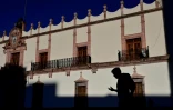 Un habitants devant le palais du gouverneur Ă Zacatecas, Mexique, le 13 mars 2022