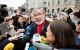 Le chef du Sinn Fein Gerry Adams parle à des journalistes et des habitants dans les rues de Dublin, le 25 février 2016