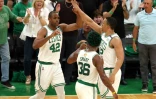 Al Horford (g.), des Boston Celtics, avec ses coéquipiers Marcus Smart (c.) et Grant Williams (d.) lors du troisième match des finales NBA contre les Golden State Warriors, à Boston, le 08 juin 2022