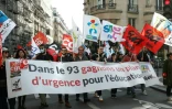 Des manifestants brandissent des pancartes alors qu'ils marchent vers le ministère de l'Éducation nationale, à Paris, le 7 mars 2024