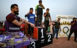 Des enfants reçoivent leur médaille après avoir remporté une épreuve des "Olympiades des tentes", organisées dans un camp de déplacés du nord-ouest de la Syrie, le 7 août 2021