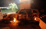 Un véhicule incendié à l'intérieur de l'enceinte du consulat américain à Benghazi, en Libye le 11 septembre 2012