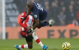 L'international français de Tottenham Tanguy Ndombele est taclé par le milieu de Southampton Moussa Djenepo, le 1er janvier 2020 au St-Mary's Stadium