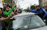 Des manifestants anti-gouvernement dénonçent la visite du président turc Recep Tayyip Erdogan, face à la police devant l'Institution Brookings, à Washington le 31 mars 2016