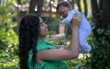 La youtubeuse Gabi Matos et l'un de ses "bébés reborn" à Campinas, dans l'État de Sao Paulo, le 22 mai 2025 au Brésil