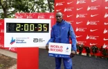 Kelvin Kiptum célèbre son record du monde au marathon de Chicago, le 8 octobre 2023