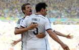 Le défenseur allemand Mats Hummels, félicité par l'attaquant Thomas Müller, après son but marqué contre la France, en quart de finale de la Coupe du monde, le 4 juillet 2014 au stade Maracana à Rio de Janeiro