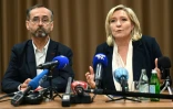 Robert Ménard (G) et Marine Le Pen lors d'une conférence de presse à Béziers, le 7 janvier 2022
