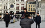 Des touristes place San Marco à Venise, le 19 janvier 2018