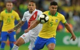 Le Brésilien Casemiro (d) à la lutte avec le Péruvien Paolo Guerrero en finale de la Copa América, le 7 juillet 2019 à Rio de Janeiro