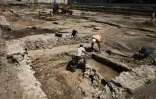 Des archéologues procèdent à des fouilles après la découverte d'un site datant de l'époque romaine, le 31 juillet 2017 à Sainte-Colombe, dans le Rhône