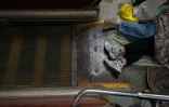 Des habitants de Kiev réfugiés dans une station de métro pendant une attaque de missiles russes sur la ville, le 30 juillet 2026