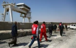 Des techniciens accompagnés par le Croissant-Rouge syrien le 28 mars 2017 au barrage de Tabqa