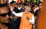 Le Premier ministre indien Narendra Modi salue la foule le 7 mai 2024 Ă Ahmedabad