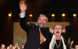 Le candidat du Nouveau parti démocratique (NPD, gauche) Thomas Mulcair et sa femme Catherine Pinhas Mulcair lors d'un meeting à Montréal, le 18 octobre 2015