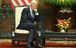 Le président américain Joe Biden écoute son homologue vietnamien Vo Van Thuong, lors d'une rencontre au palais présidentiel à Hanoï le 11 septembre 2023