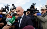 L'ancien président de la fédération espagnole de football, Luis Rubiales, entouré par les médias, quitte le tribunal de San Fernando de Henares, à l'est de Madrid, le 11 février 2025