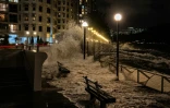 Des vagues s'abattent sur le rivage du quartier de Heng Fa Chuen à Hong Kong à l'approche du super typhon Ragasa, le 23 septembre 2025