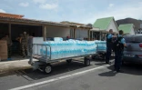 Des gendarmes préparent une distribution d'eau sur l'aéroport de Grand Case sur l'ile de Saint-Martin, le 14 septembre 2017