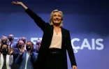 Marine Le Pen, présidente du Rassemblement national (RN), salue l'assistance lors d'un congrès du parti à Perpignan (Pyrénées-Orientales), le 4 juillet 2021