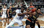 Le joueur de Boulogne-Levallois Lahaou Konaté (g) à la lutte avec le Monégasque Jordan Loyd, le 15 juin 2023 à Paris