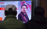 Des personnes regardent la télévision à Séoul, en Corée du Sud, diffusant des informations sur l'assassinat en Malaisie de Kim Jong-Nam, demi-frère du leader nord-coréen Kim Jong-Un, le 14 février 2017