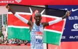 Kelvin Kiptum célèbre sa victoire et son record du monde au marathon de Chicago, le 8 octobre 2023